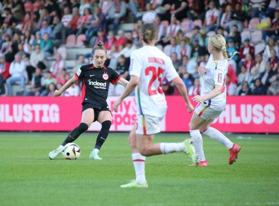 27.04.2025, xgrfx, Fussball Google Pixel Frauen-Bundesliga, 1.FC Köln - Eintracht Frankfurt v.l. Sophia Kleinherne (Eintracht Frankfurt), Laura Donhauser, Anna Gerhardt (1.FC Köln) (DFL DFB REGULATIONS PROHIBIT ANY USE OF PHOTOGRAPHS as IMAGE SEQUENCES and or QUASI-VIDEO) Köln