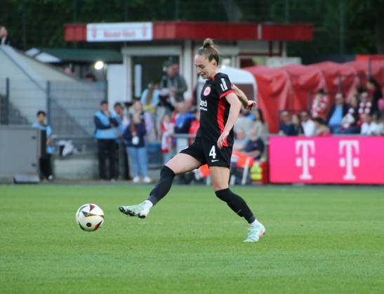 27.04.2025, xgrfx, Fussball Google Pixel Frauen-Bundesliga, 1.FC Köln - Eintracht Frankfurt v.l. Sophia Kleinherne (Eintracht Frankfurt) (DFL DFB REGULATIONS PROHIBIT ANY USE OF PHOTOGRAPHS as IMAGE SEQUENCES and or QUASI-VIDEO) Köln