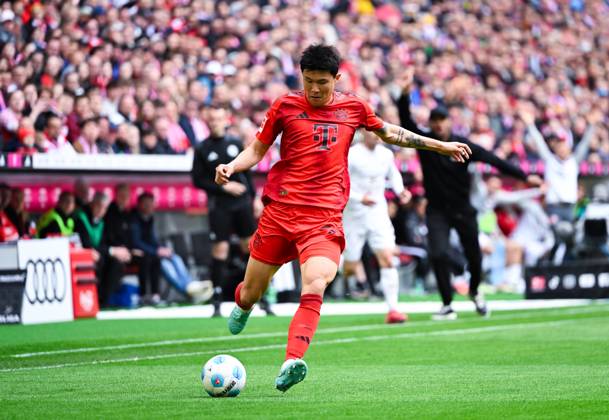 Min-Jae Kim (FC Bayern München) in Aktion waehrend des Spiels der 1. Bundesliga zwischen FC Bayern München und 1. FSV Mainz 05, Allianz Arena am 26. April 2025 in München, Deutschland. (Foto von Silas Schüller DeFodi Images) +++ Min-Jae Kim (FC Bayern München) controls the ball during the Bundesliga match between FC Bayern München and 1. FSV Mainz 05 at Allianz Arena on April 26, 2025 in Munich, Germany. (Photo by Silas Schüller DeFodi Images) DFL regulations prohibit any use of photographs as image sequences and or quasi-video. (Photo by Silas Schueller DeFodi Images)