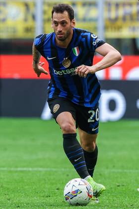 Hakan Calhanoglu of FC Internazionale seen in action during Serie A 2024 25 football match between FC Internazionale and AS Roma at San Siro Stadium Milan Italy on 27 April 2025. Milan Stadio Giuseppe Meazza Milan Italy Copyright: xEPhotopressx SP24-1184-169