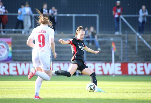 27.04.2025, xgrfx, Fussball Google Pixel Frauen-Bundesliga, 1.FC Köln - Eintracht Frankfurt v.l. Sophia Kleinherne (Eintracht Frankfurt), Adriana Achcinska (1.FC Köln) (DFL DFB REGULATIONS PROHIBIT ANY USE OF PHOTOGRAPHS as IMAGE SEQUENCES and or QUASI-VIDEO) Köln