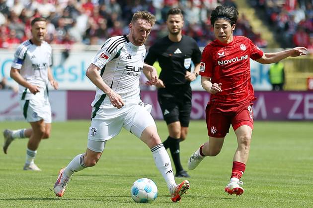 27.04.2025, xrekx, Fussball 2.Bundesliga, 1.FC Kaiserslautern - FC Schalke 04 v.l. Tobias Mohr (FC Schalke 04) Daisuke Yokota (1.FC Kaiserslautern) Zweikampf, Aktion, action, battle for the ball (DFL DFB REGULATIONS PROHIBIT ANY USE OF PHOTOGRAPHS as IMAGE SEQUENCES and or QUASI-VIDEO) Kaiserslautern