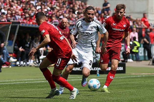 27.04.2025, xrekx, Fussball 2.Bundesliga, 1.FC Kaiserslautern - FC Schalke 04 v.l. Kenny-Prince Redondo (1.FC Kaiserslautern) Taylan Bulut (FC Schalke 04) Daniel Hanslik (1.FC Kaiserslautern) (DFL DFB REGULATIONS PROHIBIT ANY USE OF PHOTOGRAPHS as IMAGE SEQUENCES and or QUASI-VIDEO) Kaiserslautern