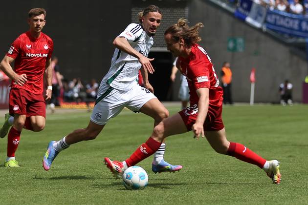 27.04.2025, xrekx, Fussball 2.Bundesliga, 1.FC Kaiserslautern - FC Schalke 04 v.l. Taylan Bulut (FC Schalke 04) Jannis Heuer (1.FC Kaiserslautern) Zweikampf, Aktion, action, battle for the ball (DFL DFB REGULATIONS PROHIBIT ANY USE OF PHOTOGRAPHS as IMAGE SEQUENCES and or QUASI-VIDEO) Kaiserslautern