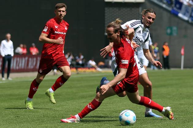 27.04.2025, xrekx, Fussball 2.Bundesliga, 1.FC Kaiserslautern - FC Schalke 04 v.l. Jannis Heuer (1.FC Kaiserslautern) Taylan Bulut (FC Schalke 04) Zweikampf, Aktion, action, battle for the ball (DFL DFB REGULATIONS PROHIBIT ANY USE OF PHOTOGRAPHS as IMAGE SEQUENCES and or QUASI-VIDEO) Kaiserslautern