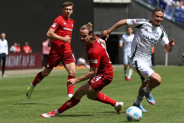 27.04.2025, xrekx, Fussball 2.Bundesliga, 1.FC Kaiserslautern - FC Schalke 04 v.l. Jannis Heuer (1.FC Kaiserslautern) Taylan Bulut (FC Schalke 04) Zweikampf, Aktion, action, battle for the ball (DFL DFB REGULATIONS PROHIBIT ANY USE OF PHOTOGRAPHS as IMAGE SEQUENCES and or QUASI-VIDEO) Kaiserslautern