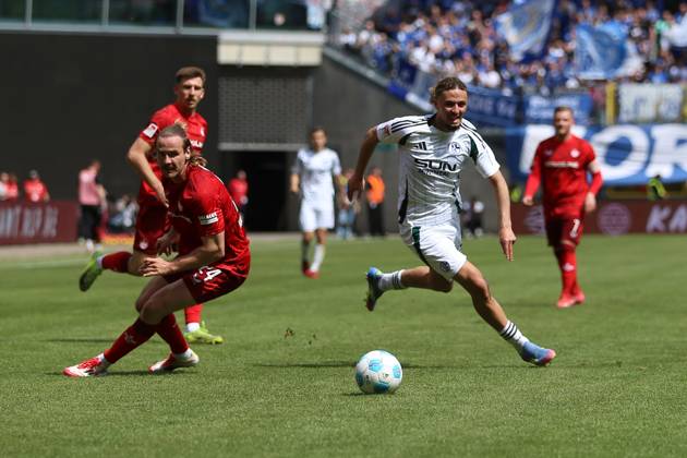 27.04.2025, xrekx, Fussball 2.Bundesliga, 1.FC Kaiserslautern - FC Schalke 04 v.l. Jannis Heuer (1.FC Kaiserslautern) Taylan Bulut (FC Schalke 04) Zweikampf, Aktion, action, battle for the ball (DFL DFB REGULATIONS PROHIBIT ANY USE OF PHOTOGRAPHS as IMAGE SEQUENCES and or QUASI-VIDEO) Kaiserslautern
