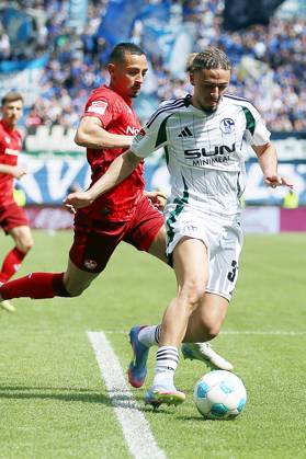 27.04.2025, xrekx, Fussball 2.Bundesliga, 1.FC Kaiserslautern - FC Schalke 04 v.l. Kenny-Prince Redondo (1.FC Kaiserslautern) Taylan Bulut (FC Schalke 04) Zweikampf, Aktion, action, battle for the ball (DFL DFB REGULATIONS PROHIBIT ANY USE OF PHOTOGRAPHS as IMAGE SEQUENCES and or QUASI-VIDEO) Kaiserslautern