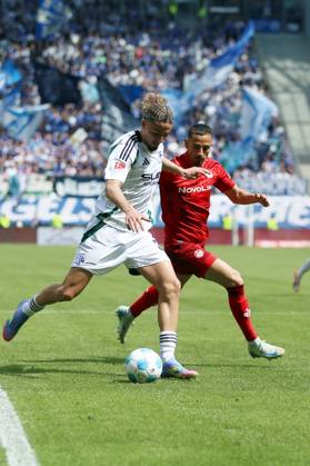 27.04.2025, xrekx, Fussball 2.Bundesliga, 1.FC Kaiserslautern - FC Schalke 04 v.l. Taylan Bulut (FC Schalke 04) Kenny-Prince Redondo (1.FC Kaiserslautern) Zweikampf, Aktion, action, battle for the ball (DFL DFB REGULATIONS PROHIBIT ANY USE OF PHOTOGRAPHS as IMAGE SEQUENCES and or QUASI-VIDEO) Kaiserslautern