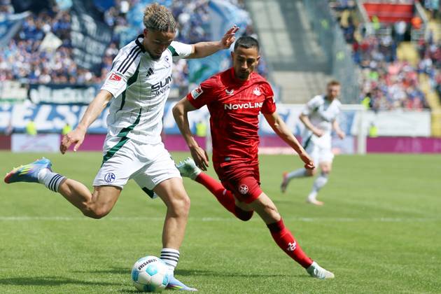 27.04.2025, xrekx, Fussball 2.Bundesliga, 1.FC Kaiserslautern - FC Schalke 04 v.l. Taylan Bulut (FC Schalke 04) Kenny-Prince Redondo (1.FC Kaiserslautern) Zweikampf, Aktion, action, battle for the ball (DFL DFB REGULATIONS PROHIBIT ANY USE OF PHOTOGRAPHS as IMAGE SEQUENCES and or QUASI-VIDEO) Kaiserslautern