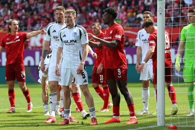 27.04.2025, xrekx, Fussball 2.Bundesliga, 1.FC Kaiserslautern - FC Schalke 04 v.l. Jannis Heuer (1.FC Kaiserslautern) Janik Bachmann (FC Schalke 04) Derry Murkin (FC Schalke 04) Ragnar Ache (1.FC Kaiserslautern) (DFL DFB REGULATIONS PROHIBIT ANY USE OF PHOTOGRAPHS as IMAGE SEQUENCES and or QUASI-VIDEO) Kaiserslautern