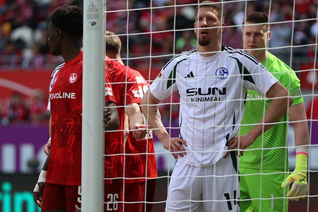 27.04.2025, xrekx, Fussball 2.Bundesliga, 1.FC Kaiserslautern - FC Schalke 04 v.l. Ragnar Ache (1.FC Kaiserslautern) Janik Bachmann (FC Schalke 04) Julian Krahl (1.FC Kaiserslautern) (DFL DFB REGULATIONS PROHIBIT ANY USE OF PHOTOGRAPHS as IMAGE SEQUENCES and or QUASI-VIDEO) Kaiserslautern