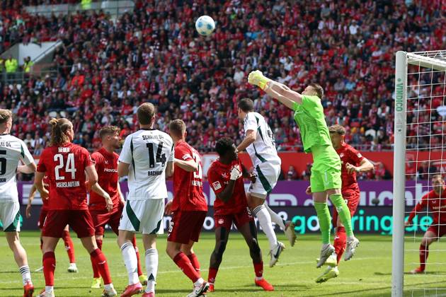 27.04.2025, xrekx, Fussball 2.Bundesliga, 1.FC Kaiserslautern - FC Schalke 04 v.l. Julian Krahl (1.FC Kaiserslautern) (DFL DFB REGULATIONS PROHIBIT ANY USE OF PHOTOGRAPHS as IMAGE SEQUENCES and or QUASI-VIDEO) Kaiserslautern