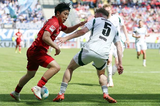 27.04.2025, xrekx, Fussball 2.Bundesliga, 1.FC Kaiserslautern - FC Schalke 04 v.l. Daisuke Yokota (1.FC Kaiserslautern) Derry Murkin (FC Schalke 04) Zweikampf, Aktion, action, battle for the ball (DFL DFB REGULATIONS PROHIBIT ANY USE OF PHOTOGRAPHS as IMAGE SEQUENCES and or QUASI-VIDEO) Kaiserslautern
