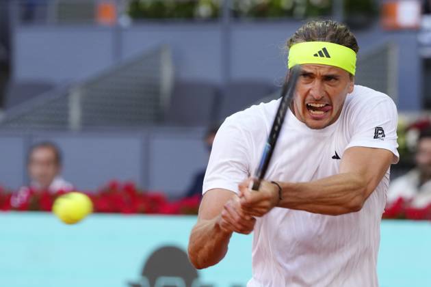 Bilder des Jahres 2025, Sport 04 April Sport Bilder des Tages Mutua Madrid Open - Day Eight Alexander Zverev in action during the match between Francisco Cerundolo of Argentina and Alexander Zverev of Germany during the Men s Singles Round of 16 match on Day Eight of the Mutua Madrid Open 2025, ATP, Tennis Herren Masters 1000 and WTA, Tennis Damen 1000, tournament celebrates at La Caja Magica on April 29, 2025 in Madrid, Spain. Madrid Spain  Copyright: xJosexBretonx originalFilename:bretonhernandez-mutuamad250429_npcag.jpg