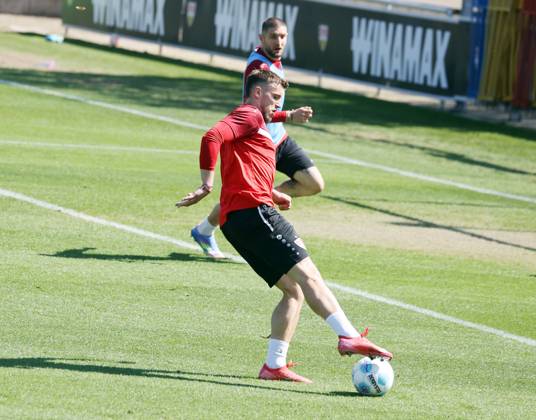 29.04.25 VfB Stuttgart Training Deutschland, Stuttgart, 29.04.2025, Fussball, Bundesliga, VfB Stuttgart Training: Ermedin Demirovic.