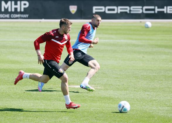 29.04.25 VfB Stuttgart Training Deutschland, Stuttgart, 29.04.2025, Fussball, Bundesliga, VfB Stuttgart Training: v.l. Ermedin Demirovic, Jeff Chabot.