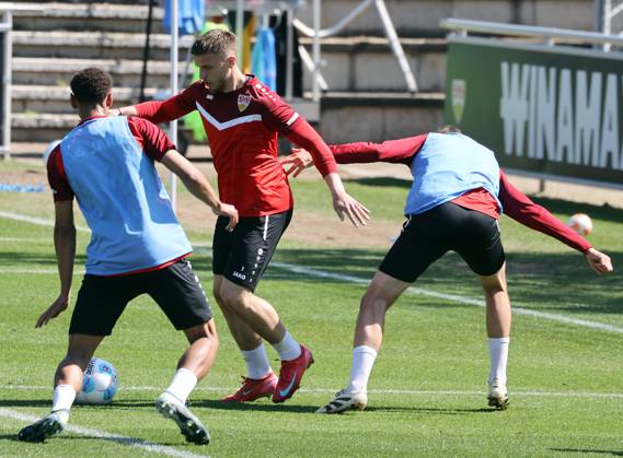 29.04.25 VfB Stuttgart Training Deutschland, Stuttgart, 29.04.2025, Fussball, Bundesliga, VfB Stuttgart Training: Ermedin Demirovic.
