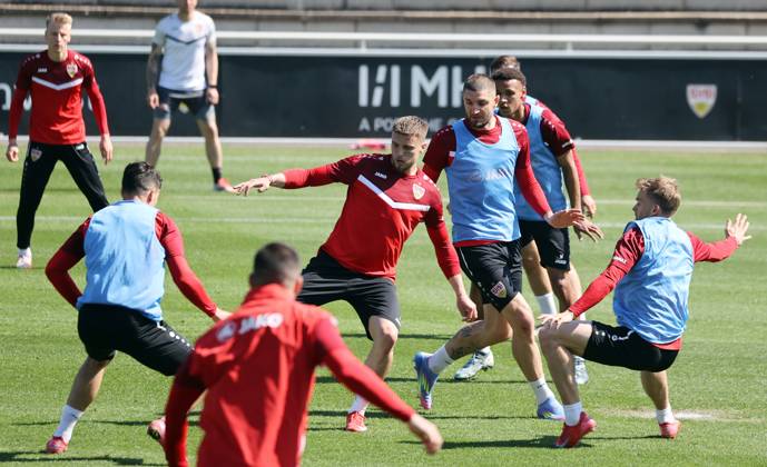 29.04.25 VfB Stuttgart Training Deutschland, Stuttgart, 29.04.2025, Fussball, Bundesliga, VfB Stuttgart Training: v.l. Ermedin Demirovic, Jeff Chabot, Maximilian Mittelstädt.