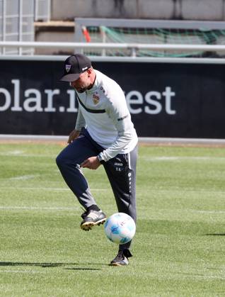 29.04.25 VfB Stuttgart Training Deutschland, Stuttgart, 29.04.2025, Fussball, Bundesliga, VfB Stuttgart Training: Sebastian Hoeneß (Trainer).