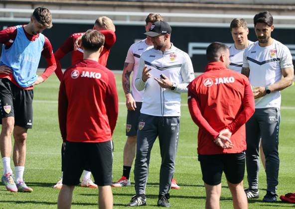 29.04.25 VfB Stuttgart Training Deutschland, Stuttgart, 29.04.2025, Fussball, Bundesliga, VfB Stuttgart Training: Sebastian Hoeneß (Trainer).