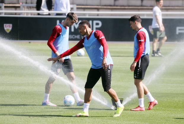 29.04.25 VfB Stuttgart Training Deutschland, Stuttgart, 29.04.2025, Fussball, Bundesliga, VfB Stuttgart Training: v.l. Atakan Karazor, Jamie Leweling, Fabian Rieder.