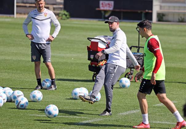 29.04.25 VfB Stuttgart Training Deutschland, Stuttgart, 29.04.2025, Fussball, Bundesliga, VfB Stuttgart Training: Sebastian Hoeneß (Trainer).