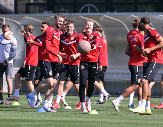 29.04.25 VfB Stuttgart Training Deutschland, Stuttgart, 29.04.2025, Fussball, Bundesliga, VfB Stuttgart Training: v.l. Jeff Chabot, Ermedin Demirovic, Chris Führich.