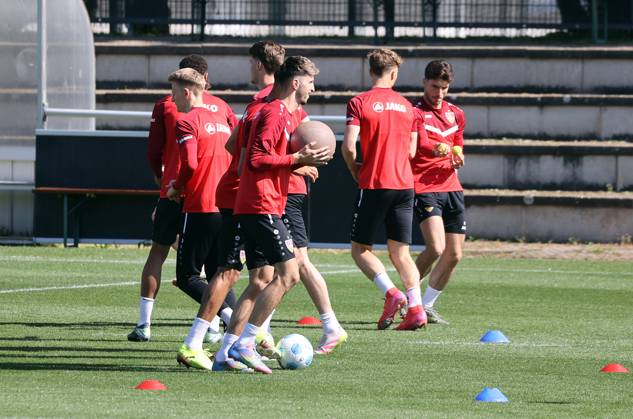29.04.25 VfB Stuttgart Training Deutschland, Stuttgart, 29.04.2025, Fussball, Bundesliga, VfB Stuttgart Training: Atakan Karazor.