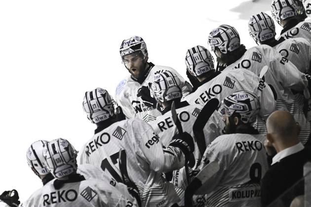 Bilder des Jahres 2025, Sport 04 April Sport Bilder des Tages GER, Oberliga, Playoff Finale, Hannover Scorpions vs Bietigheim Steelers 29.04.2025, ARS Arena, Mellendorf, GER, Oberliga, Playoff Finale, Hannover Scorpions vs Bietigheim Steelers, im Bild Christoph Kiefersauer (Bietigheim 13) schiesst das Tor zum 1-0 fuer Bietigheim vorbei an Torhueter Kristian Hufsky (Hannover 38) und jubelt mit der Bank