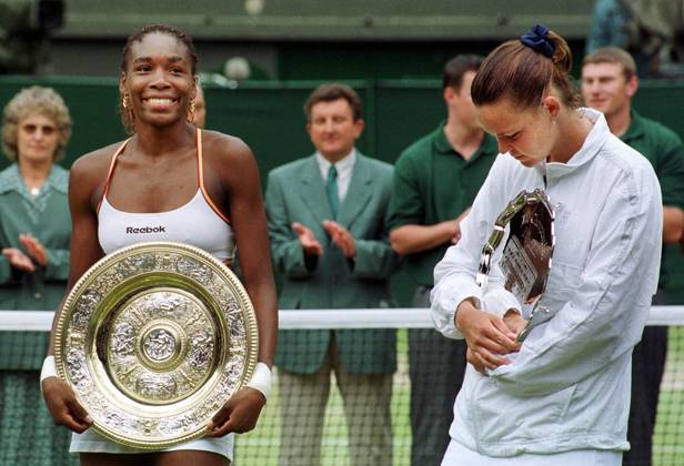 Venus Williams Wimbledon Tennis Championships 2000 Venus Williams and Lindsay Davenport after Wimbledon final July 2000 Venus William with Women s Singles Trophy in Centre Court As Lindsay Davenport looks on at Wimbledon Williams defeated Lindsay Davenport and won the match 6-3 7-6. Copyright: xDavidxAshdownx DMGTCHPDPICT000357946670