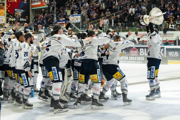Bilder des Jahres 2025, Sport 04 April Sport Themen der Woche KW18 Sport Bilder des Tages DEL2 Meister 2025 Eisloewen Dresden Pokaluebergabe , GER, Ravensburg Towerstars vs. Dresdner Eisloewen, Eishockey, DEL2, Spielzeit 2024 2025, Playoff Finale Spiel 7, 29.04.25 GER, Ravensburg Towerstars vs. Dresdner Eisloewen, Eishockey, DEL2, Spielzeit 2024 2025, Playoff Finale Spiel 7, 29.04.25 Ravenburg Copyright: xEibner-Pressefoto MaximilianxRistx EP_MRT