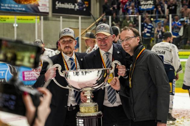 Bilder des Jahres 2025, Sport 04 April Sport Bilder des Tages Niklas Sundblad (Dresdner Eisloewen, Chef-Trainer) Sundblad Kilpivaara (Dresdner Eisloewen, Assistent-Trainer) Matthias Roos (Sportdirektor, Eisloewen Dresden) mit dem DEL2 Meisterpokal, GER, Ravensburg Towerstars vs. Dresdner Eisloewen, Eishockey, DEL2, Spielzeit 2024 2025, Playoff Finale Spiel 7, 29.04.25 GER, Ravensburg Towerstars vs. Dresdner Eisloewen, Eishockey, DEL2, Spielzeit 2024 2025, Playoff Finale Spiel 7, 29.04.25 Ravenburg Copyright: xEibner-Pressefoto MaximilianxRistx EP_MRT