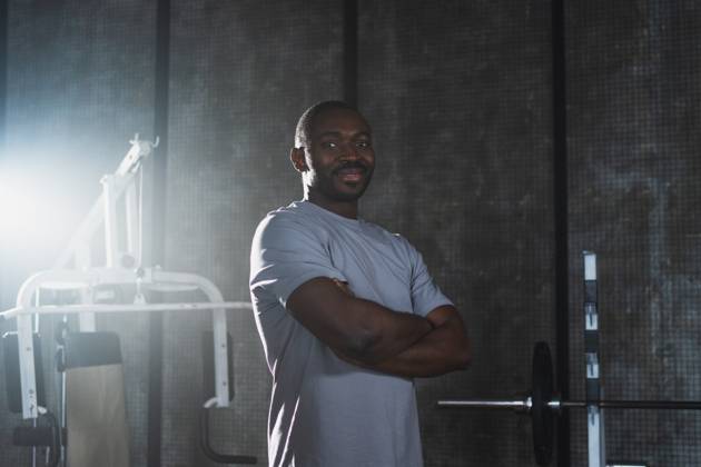 Fitness-Workout im Fitnessstudio. Porträt der afroamerikanischen Mann steht in der Turnhalle mit Motivation Gesundheit Energie bereit für die Ausbildung. Athletic Coach Personal Trainer Fitness-Club-Besitzer. Gesunder Lebensstil. Fitness-Workout im Fitnessstudio. Porträt der afroamerikanischen Mann steht in der Turnhalle mit Motivation Gesundheit Energie bereit für die Ausbildung. Athletic Coach Personal Trainer Fitness-Club-Besitzer. Gesunder Lebensstil. (License=RF) 23299825 ,model released, Symbolfoto Copyright: xZoonar.com IuliiaxZavalishinax 23299825 ,model released, Symbolfoto ,property released