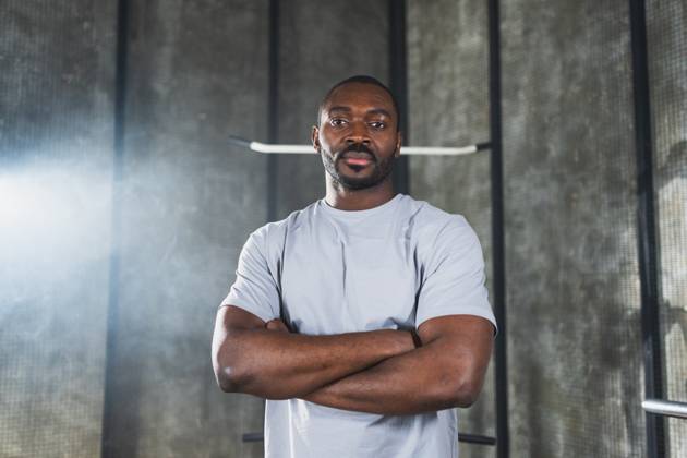 Fitness-Workout im Fitnessstudio. Porträt der afroamerikanischen Mann steht in der Turnhalle mit Motivation Gesundheit Energie bereit für die Ausbildung. Athletic Coach Personal Trainer Fitness-Club-Besitzer. Gesunder Lebensstil. Fitness-Workout im Fitnessstudio. Porträt der afroamerikanischen Mann steht in der Turnhalle mit Motivation Gesundheit Energie bereit für die Ausbildung. Athletic Coach Personal Trainer Fitness-Club-Besitzer. Gesunder Lebensstil. (License=RF) 23299861 ,model released, Symbolfoto Copyright: xZoonar.com IuliiaxZavalishinax 23299861 ,model released, Symbolfoto ,property released