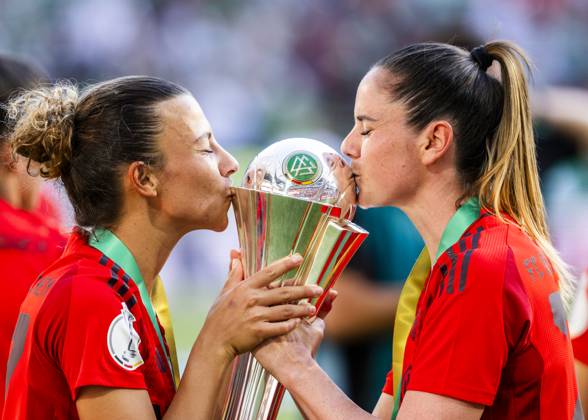 Bilder des Jahres 2025, Sport 05 Mai Sport Themen der Woche KW18 Sport Bilder des Tages Köln, RheinEnergieStadion, 01.05.2025: Arianna Caruso of Muenchen and Sarah Zadrazil of Muenchen celebrate the win of the cup during DFB cup final FC Bayern Muenchen v. Werder Bremen.