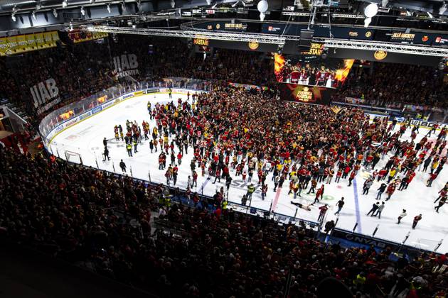 Bilder des Jahres 2025, Sport 05 Mai Sport Themen der Woche KW18 Sport Bilder des Tages 250501 Planen stormas av Luleas supportrar efter final sex i SHL mellan Lulea och Brynäs den 1 maj 2025 i Lulea. Copyright: MAXIMxTHORE BB250501MT369