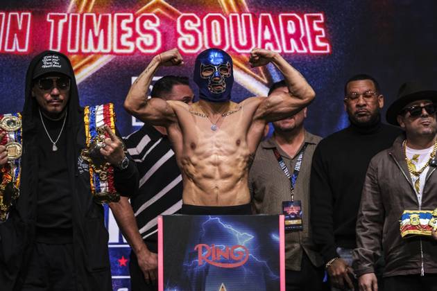 Bilder des Jahres 2025, Sport 05 Mai Sport Themen der Woche KW18 Sport Bilder des Tages May 1, 2025, New York City, New York, USA: Teofimo Lopez steps on the scale and weighs in at 140 pounds for his WBO Super Lightweight title defense agains Arnold Barboza. New York City USA - ZUMAd151 20250501_znp_d151_006 Copyright: xAdamxDelGiudicex