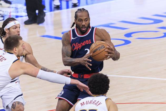 May 1, 2025, Inglewood, California, USA: Kawhi Leonard 2 of the Los Angeles Clippers receives the ball during Round One Game Six of the 2025 NBA, Basketball Herren, USA Playoffs against the Denver Nuggets on Thursday May 1, 2025 at Intuit Dome Arena in Inglewood, California. ARIANA RUIZ PI Inglewood USA - ZUMAp124 20250501_zaa_p124_005 Copyright: xArianaxRuizx