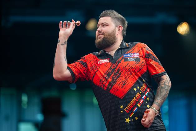 Bilder des Jahres 2025, Sport 05 Mai Sport Themen der Woche KW18 Sport Bilder des Tages Michael Smith GER, PDC European Darts Grand Prix 2025, 2. Runde, Best of 11 Legs, Sindelfingen Glaspalast, 03.05.2025 GER, PDC European Darts Grand Prix 2025, 2. Runde, Best of 11 Legs, Sindelfingen Glaspalast, 03.05.2025 Sindelfingen Copyright: xSandyxDinkelackerx EP_SDR