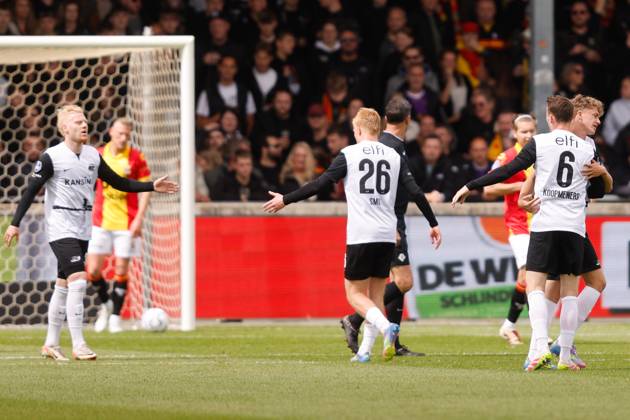 DEVENTER, Stadium De Adelaarshorst, 04-05-2025 , season 2024 2025 , Dutch Eredivisie. during the match Go Ahead Eagles - AZ, AZ celebrating the 0-1, AZ player Mexx Meerdink, AZ player Kees Smit, AZ player Peer Koopmeiners, AZ player Sven Mijnans Go Ahead Eagles - AZ x29075141x Copyright: