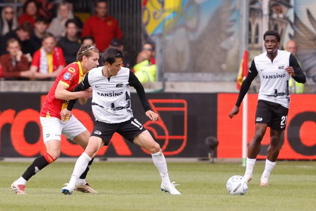 DEVENTER, Stadium De Adelaarshorst, 04-05-2025 , season 2024 2025 , Dutch Eredivisie. during the match Go Ahead Eagles - AZ, Go Ahead Eagles player Evert Linthorst, AZ player Seiya Maikuma Go Ahead Eagles - AZ x29075207x Copyright: