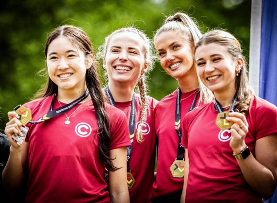Bilder des Jahres 2025, Sport 05 Mai Sport Themen der Woche KW18 Sport Bilder des Tages Deutsche Meisterschaften Langstaffeln; Hamburg, 04.05.2025 Strahlende Siegerinnen: Das 4x400m-Staffelquartett aus Berlin mit (von links) Anouk Krause-Jentsch (SCC Berlin), Michelle Janiak (SCC Berlin), Alica Schmidt (SCC Berlin) und Lena Leege (SCC Berlin); Deutsche Meisterschaften Langstaffeln am 04.05.2025 auf der Jahnkampfbahn in Hamburg. Copyright: xBEAUTIFULxSPORTS R.xSchmittx