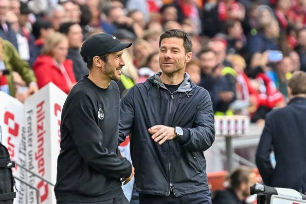 Julian Schuster (SC Freiburg, Trainer) und Xabi Alonso (Bayer 04 Leverkusen, Cheftrainer) begruessen sich vor dem Spiel. GER, SC Freiburg - Bayer 04 Leverkusen, Fussball, Bundesliga, 32. Spieltag, Saison 2024 2025, 04.05.2025 DFL DFB REGULATIONS PROHIBIT ANY USE OF PHOTOGRAPHS AS IMAGE SEQUENCES AND OR QUASI-VIDEO GER, SC Freiburg - Bayer 04 Leverkusen, Fussball, Bundesliga, 32. Spieltag, Saison 2024 2025, 04.05.2025 Freiburg Copyright: xEibner-Pressefoto ThomasxHessx EP_THS
