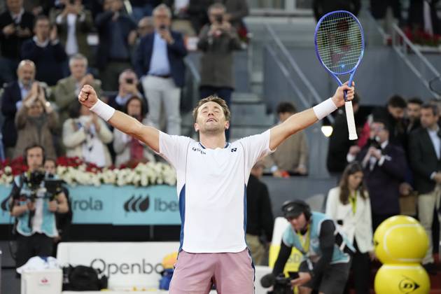 Bilder des Jahres 2025, Sport 05 Mai Sport Themen der Woche KW18 Sport Bilder des Tages Mutua Madrid Open - Day Thirteen Casper Ruud celebrate after winning the Men s Singles final match between Casper Ruud of Norway and Jack Draper of Great Britain on Day Thirteen of the Mutua Madrid Open 2025, ATP, Tennis Herren Masters 1000 and WTA, Tennis Damen 1000, tournament celebrates at La Caja Magica on May 04, 2025 in Madrid, Spain. Madrid Spain  Copyright: xJosexBretonx originalFilename:bretonhernandez-mutuamad250504_npczR.jpg