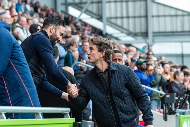 Ruben Amorim, Manager of Manchester United, ManU (left) shares a handshake with Thomas Frank, manager of Brentford before the Premier League match between Brentford and Manchester United at the Brentford Community Stadium, Brentford, England on 4 May 2025. Copyright: xGrantxWinterx PMI-6851-0186