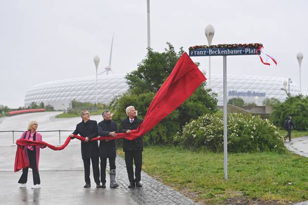 Bilder des Jahres 2025, Sport 05 Mai Sport Themen der Woche KW19 Sport Bilder des Tages v.li.Heidi BECKENBAUER,Jan Christian DREESEN (Vorstandsvorsitzender FCB),Herbert HAINER (Praesident Bayern Muenchen),OB Dieter REITER enthuelen das Schild. Eroeffnung FRANZ-BECKENBAUER-PLATZ am 05.05.2025 offiziell in Muenchen eroeffnet.