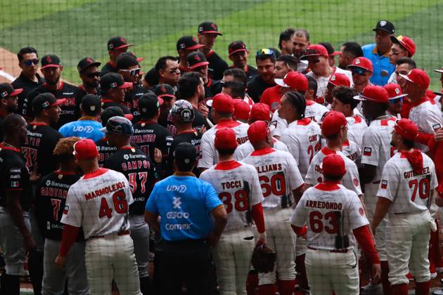 May 4, 2025, Mexico City, Ciudad de Mexico, Mexico: Players of Diablos Rojos del Mexico and Guerreros de Oaxaca confront during the match 3 between Guerreros de Oaxaca and Diablos Rojos del Mo xico as part the 2025 Mexican Baseball League (LMB) at the Alfredo Harp Heloº Stadium. on May 4, 2025 in Mexico City, Mexico. Mexico City Mexico - ZUMAe321 20250504_zsa_e321_012 Copyright: xCarlosxSantiagox
