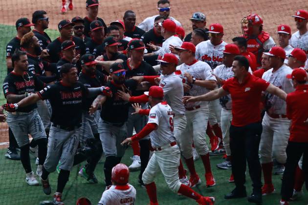 May 4, 2025, Mexico City, Ciudad de Mexico, Mexico: Players of Diablos Rojos del Mexico and Guerreros de Oaxaca confront during the match 3 between Guerreros de Oaxaca and Diablos Rojos del Mo xico as part the 2025 Mexican Baseball League (LMB) at the Alfredo Harp Heloº Stadium. on May 4, 2025 in Mexico City, Mexico. Mexico City Mexico - ZUMAe321 20250504_zsa_e321_015 Copyright: xCarlosxSantiagox