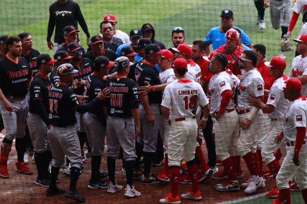 May 4, 2025, Mexico City, Ciudad de Mexico, Mexico: Players of Diablos Rojos del Mexico and Guerreros de Oaxaca confront during the match 3 between Guerreros de Oaxaca and Diablos Rojos del Mo xico as part the 2025 Mexican Baseball League (LMB) at the Alfredo Harp Heloº Stadium. on May 4, 2025 in Mexico City, Mexico. Mexico City Mexico - ZUMAe321 20250504_zsa_e321_019 Copyright: xCarlosxSantiagox
